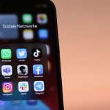 Apple va abaisser la puissance d'émission des ondes radio de l'iPhone 12 dans l'Union européenne. (archive) KEYSTONE/DPA/CHRISTOPH DERNBACH